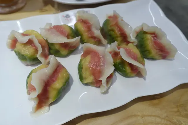 彩色的雨花石水餃雖然並非每隻也是均稱公整，至起碼無爆口！