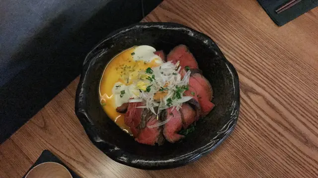 酸忌廉慢煮牛柳丼