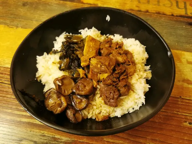 酸菜冬菇牛腩鍋飯