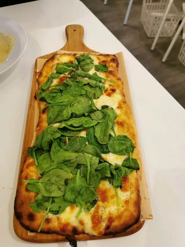 菠菜葉芝士薄餅