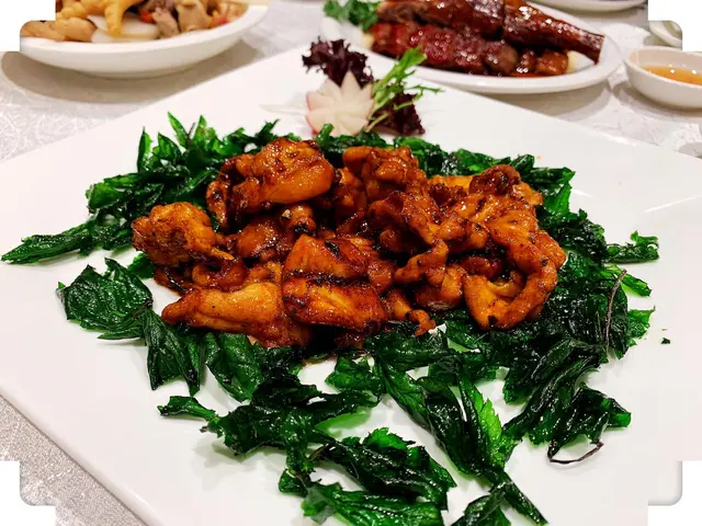 紫蘇葉炸得十分輕盈薄脆, 嫩滑的雞肉跟雞皮黏附著炒香了的川椒絲, 是伴飯一流的菜式:)