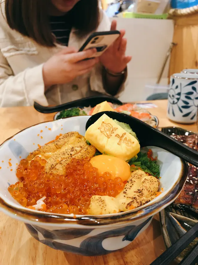 海膽三文魚籽丼