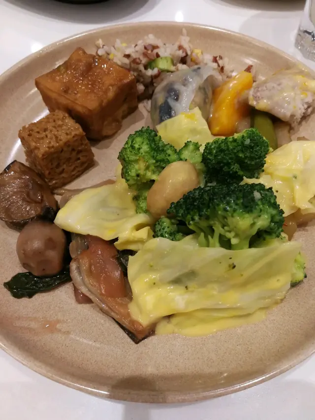 豆腐炆得唔錯,入面超出想像甘軟滑。素餃入面濕潤,皮夠薄同霖,好食👍😏