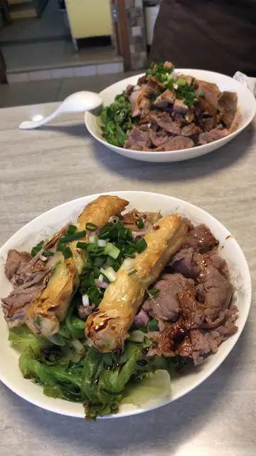 清汤牛腩饭拼手切鲜牛拼墨鱼春卷