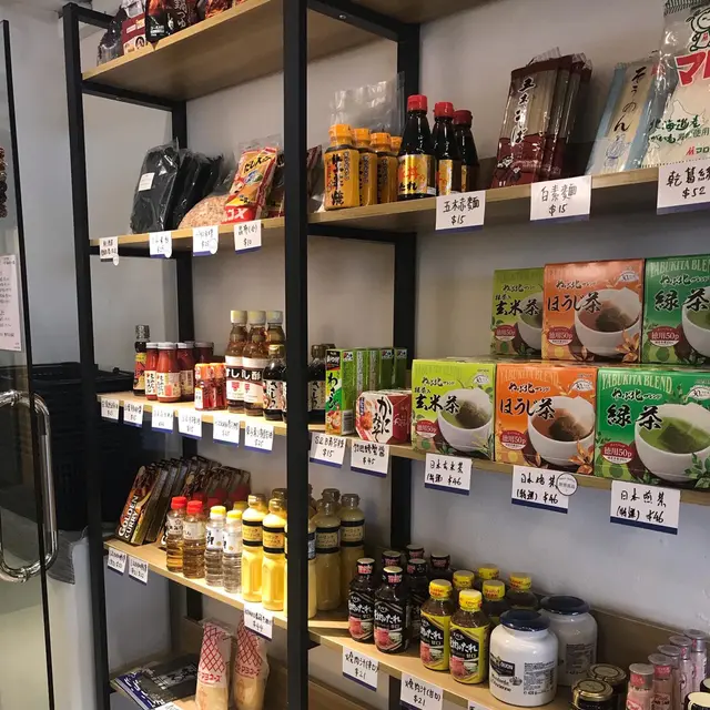 店內有不同日式食品售賣