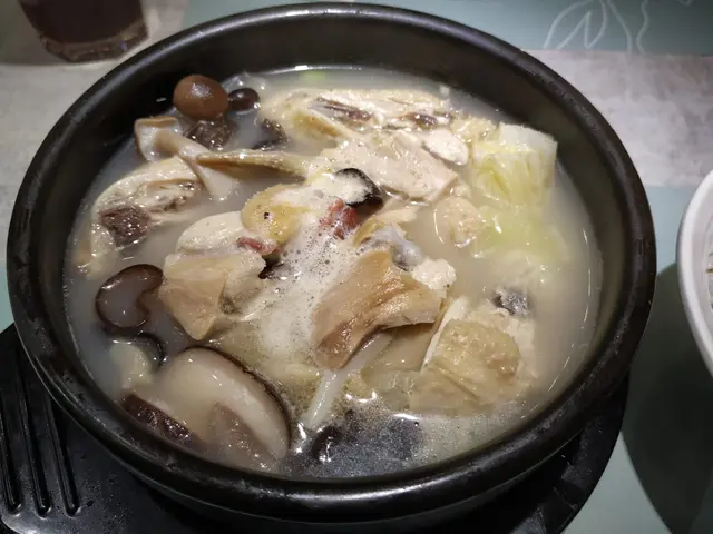花膠雲腿雞鍋
