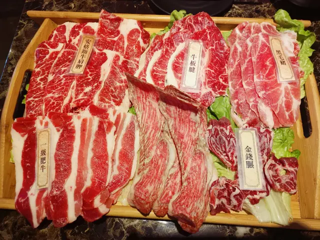 然後就到我們重點的和牛大拼盤
每款肉上都有小紙標示種類，非常不錯，
也方便加單時記得自己喜歡吃哪種
肉類依次是安格斯牛肩胛﹑牛板腱﹑黑毛豬﹑一級肥牛﹑澳洲M5和牛肩小排﹑金錢𦟌
我個人比較喜歡吃軟腍口感，安格斯牛肩胛和牛板腱就非常薄切鮮嫩，牛味濃厚豐富，油脂平均
朋友喜歡吃有質感有嚼口一點的就推介一級肥牛和澳洲M5和牛肩小排
金錢𦟌是帶筋組織的口感，很容易咬也很爽口彈牙
黑毛豬我也非常愛，肉味濃郁鮮嫩