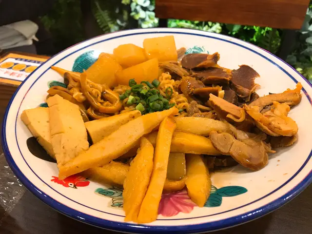 豬耳 豬腱肉 雞腎 百頁豆府 蘿蔔 甜不辣 王子麵