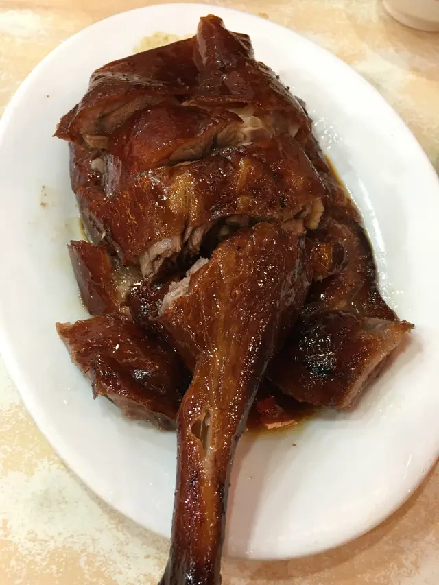 叫第二輪,有幸吃到剛出爐的燒鵝,熱騰騰!一個字「正」!