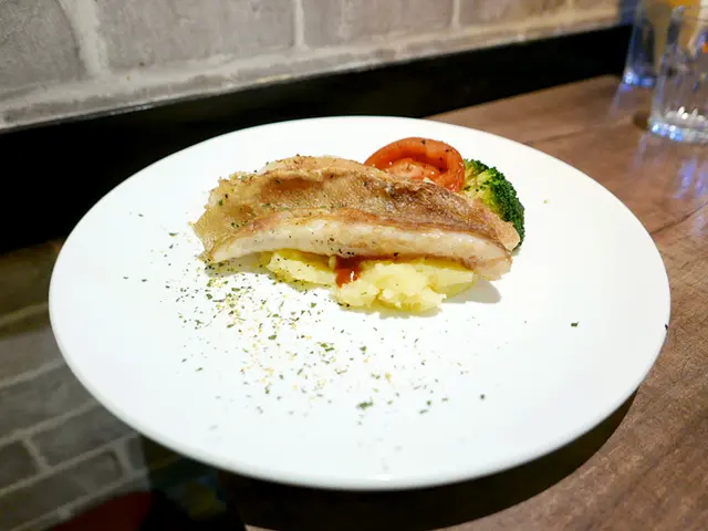 烤石斑魚柳配芥末籽燒汁