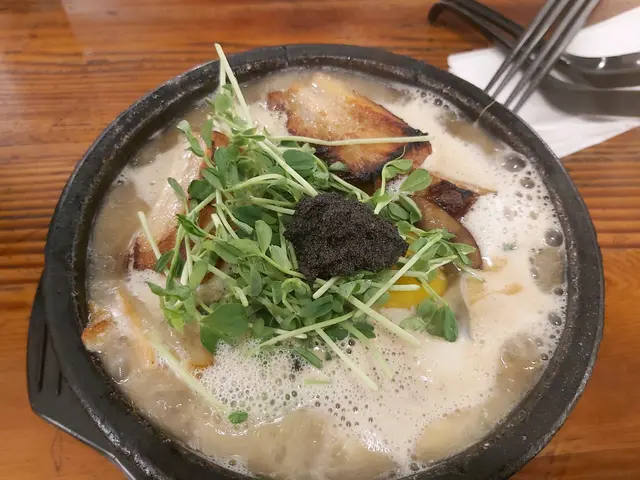 石燒烏冬非常保溫,食完個烏冬都仲係熱烘烘的。香濃野菌味湯底好味,豚肉雖然係厚切,但唔硬,有肥有瘦,食落口感唔錯。