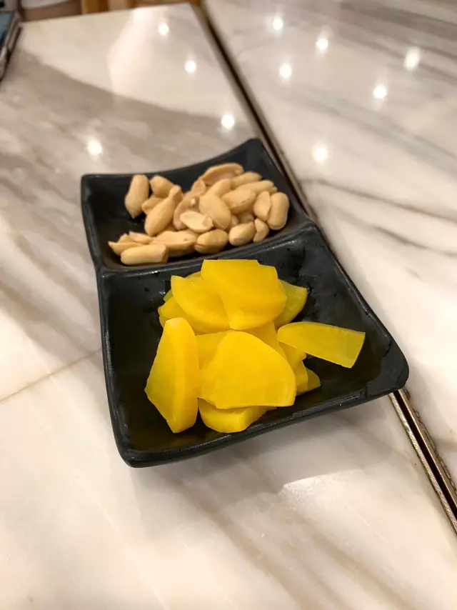 花生夠脆不太鹹，黃蘿蔔甜甜哋少少酸，夠爽脆，非常醒胃