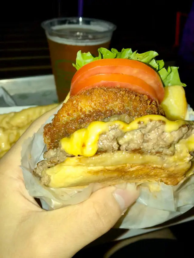 Shack Stack：Cheeseburger and a Shroom Burger with lettuce, tomato and ShackSauce