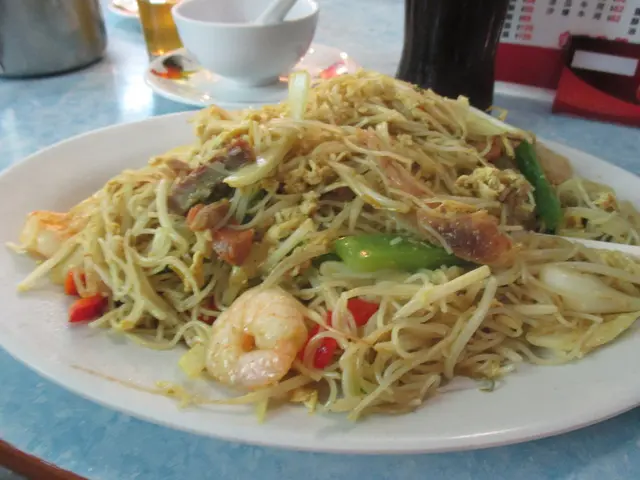 碟星洲米好大碟。加上有大隻蝦仁。個米粉炒到好少油。米粉好彈牙。對住個海景再加支冰凍可樂。一樂也。