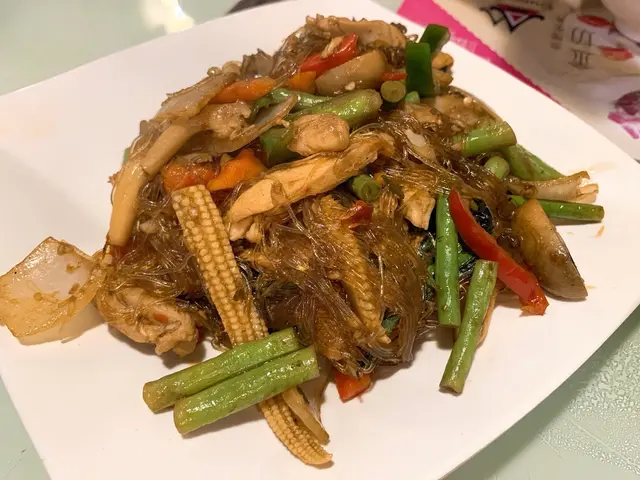 可以任選一款肉類,雞、牛或豬,
同雞有仇嘅我地揀係揀雞啦!😂😂
配料好豐富,有好多時令菜蔬,
雞肉都算嫩滑,
炒粉絲炒得夠乾身,微辣惹味!😋 ⭐️推薦❗️