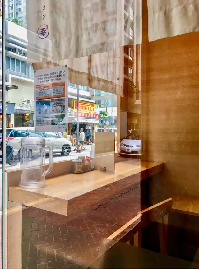 落地玻璃設計,採光度高,店舖感覺光亮整潔