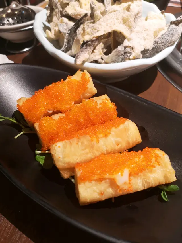 半份有四條,顧名思義,其實就係油炸鬼上面有一層墨魚滑,個人口味比較鍾意食辣, 所以放曬落馬辣湯底嗰邊, 油炸鬼都幾吸辣,食落都幾特別,不過個人感覺呢個菜有少少貴,墨魚骨嘅份量少之又少,唔講以為淨係食緊油炸鬼。