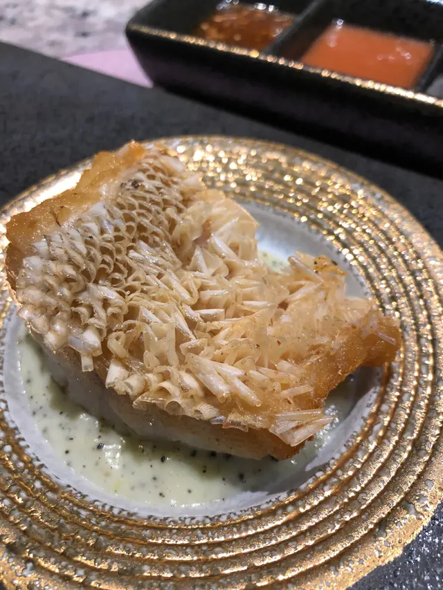 很多時食的都是鱈魚,難得有特別得白甘調,烹調用了炸魚皮的方式,好似薯片脆卜卜,好得意