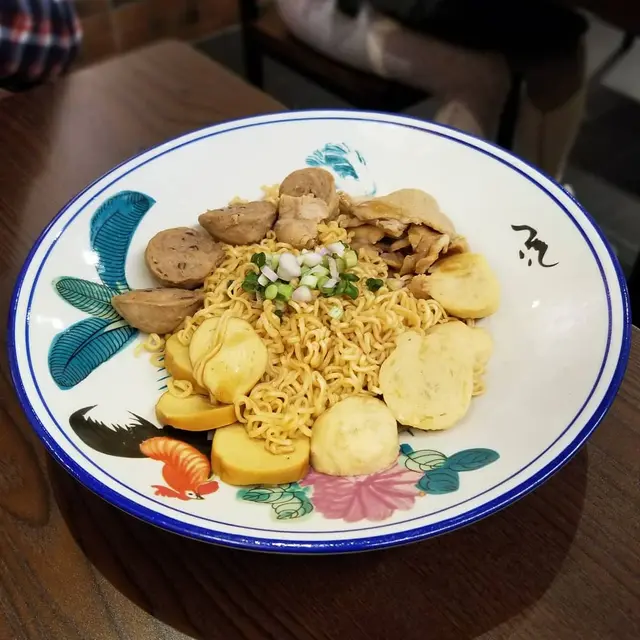 彈牙貢丸($10),花枝丸($10),素雞($9),豬肉片($11),王子麵($12)