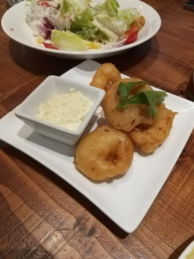 意式炸魷魚圈配他他汁