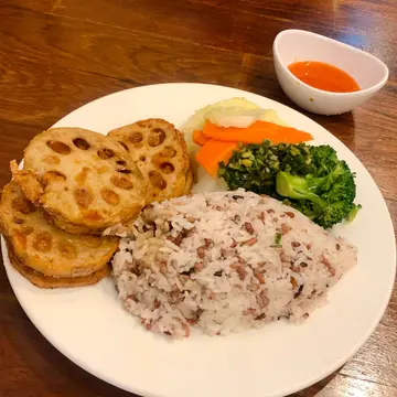 蓮藕蝦餅配糙米飯