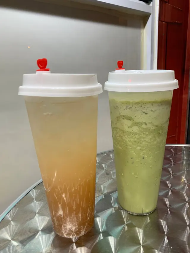 手調氣泡荔枝(左)牛奶抹茶幼沙(右)