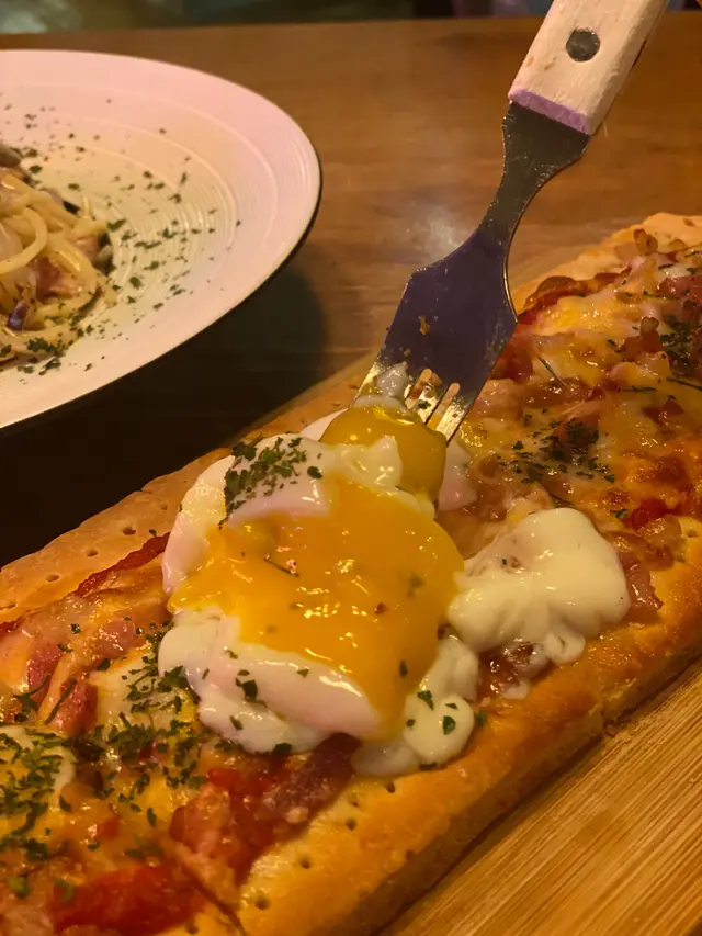 慢煮溫泉蛋煙肉薄餅