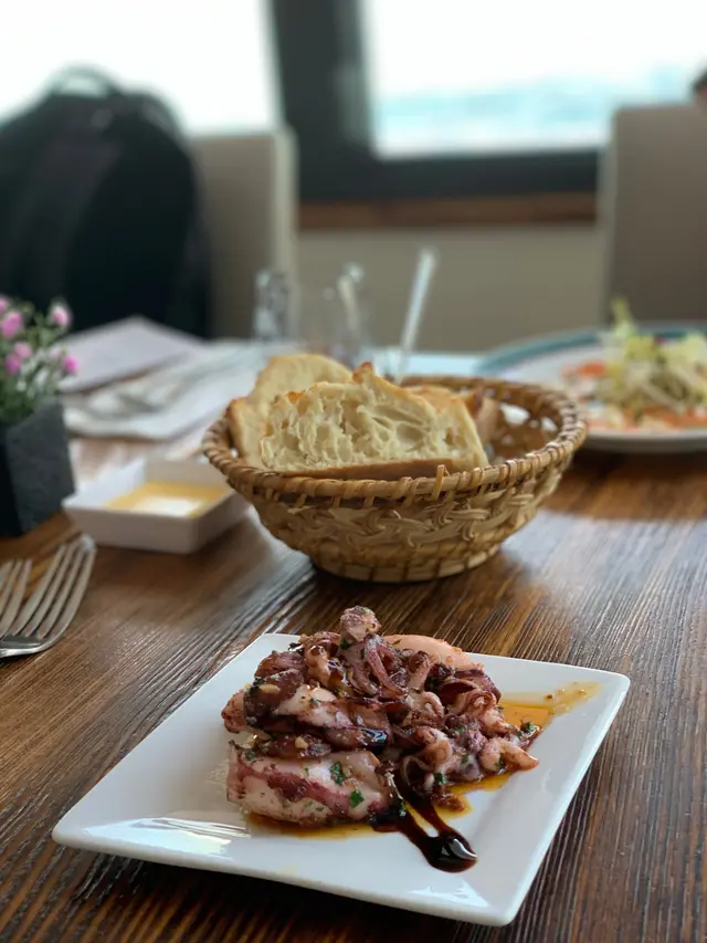 香煎魷魚仔配西班牙肉腸