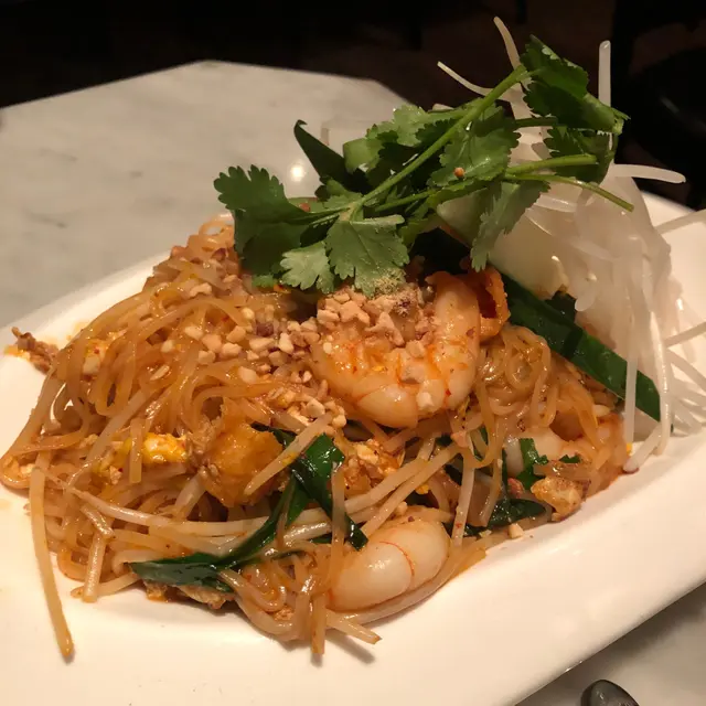 Pad thai with prawns, tofu, dried shrimp, garlic, chives, bean sprouts and peanuts