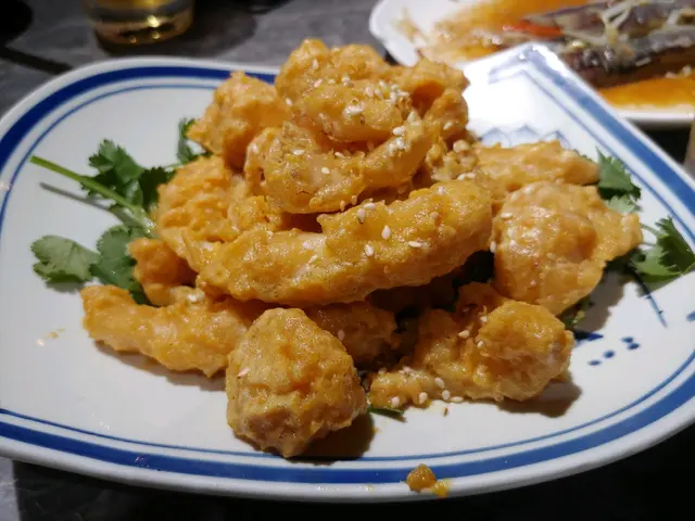 咸蛋黃炸魷魚，咸蛋黃唔夠香，應該係咸蛋唔靚，但係入面舊魷魚好滑好juicy，好味