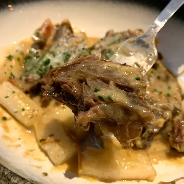 卡邦尼亞式臘味炆和牛臉頰肉配煎腸粉