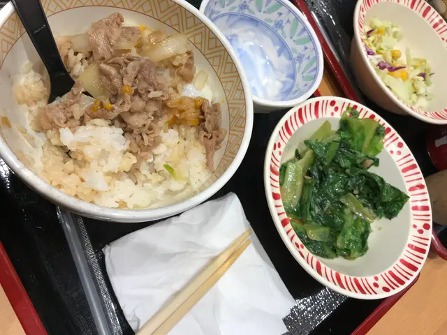 溫泉蛋唔會流心，最奇怪菜係蒜茸油麥菜，牛肉有汁偏干同淡。