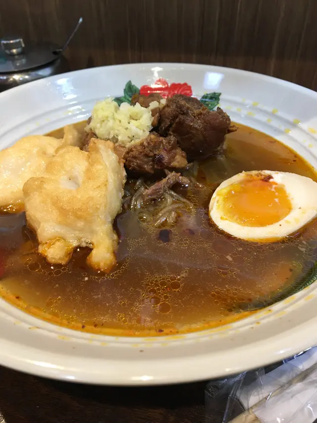墨魚餅、豬軟骨同溏心蛋配韓國粉絲,加麻辣少辣。煎墨魚餅夠香同脆。豬軟骨入哂味,正啊!粉絲入哂麻辣味,雖然少辣都好辣,辣到好過癮。