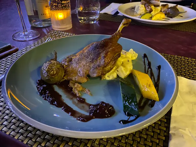 法國油封鴨脾配雜莓紅酒汁