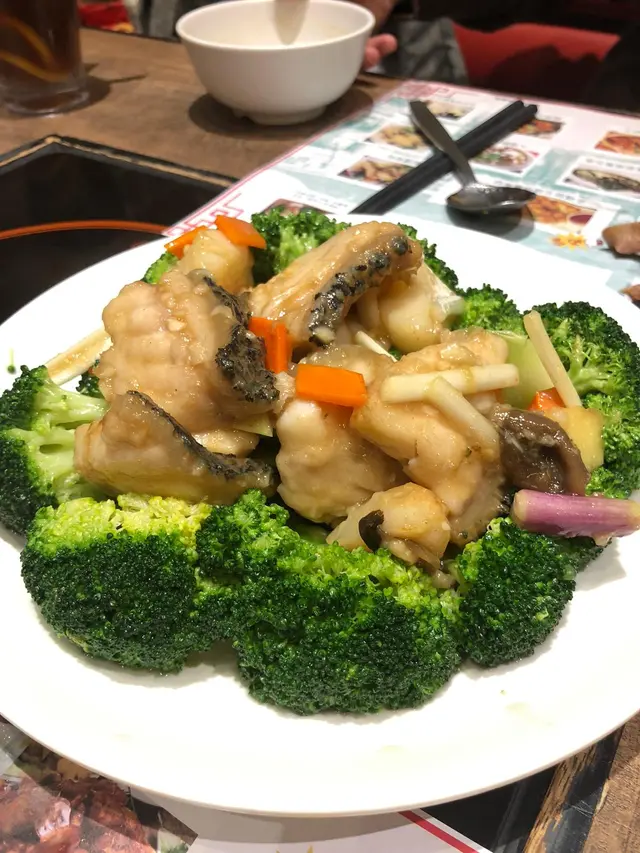 帶子、龍躉十分鮮味，肉質彈牙，西蘭花清新爽口有蒜香。