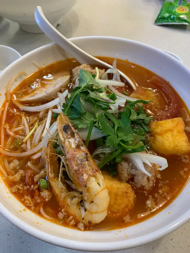 越大哥招牌肉丸蕃茄蟹肉湯檬