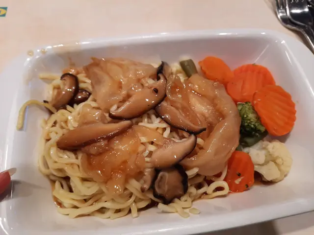 炆花膠冬菇伊麵
