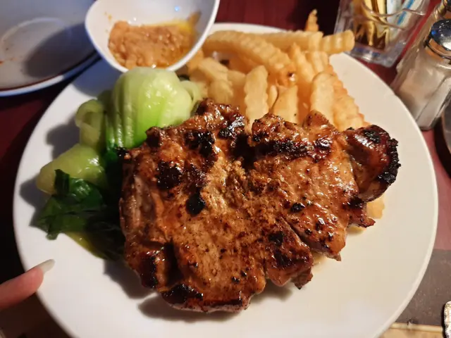 煎豬扒 蒜蓉牛油汁 炸薯條