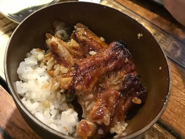 定食配有麵豉湯和小食螺肉一客