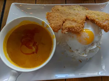 黃咖哩吉列豬扒飯