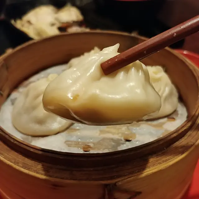 即叫即蒸，熱辣辣夠濕潤，外形頗大隻，但包皮厚薄不一，口感比一般Q彈，頂部摺位過厚略嫌煙韌。好處更鎖住肉汁不易漏走，肉質尚算香濃嫩滑。