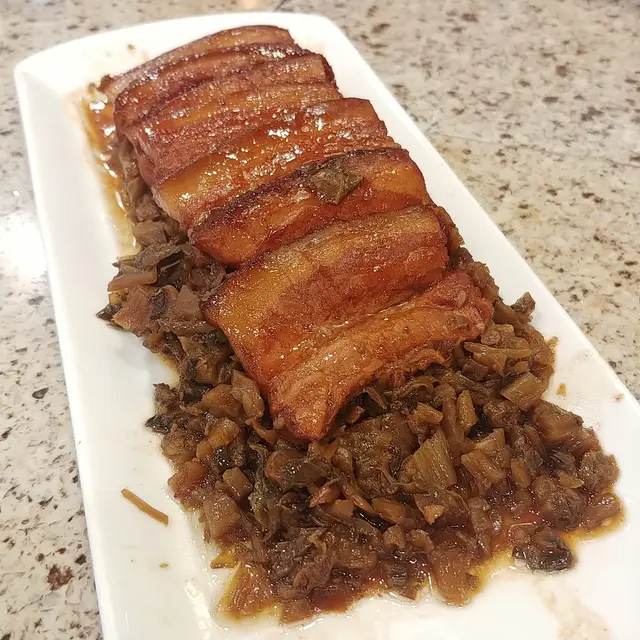 同樣是潮州菜常見之一，這道菜式選料重要，五花肉要肥瘦適中，配合正宗靚梅菜，烹煮數小時，吸收並散發油香才算成功，上碟送來看就知水準十足。先看賣相醬紅油亮，五花腩分層相間，一層肉一層膏，墊底的梅菜也帶陣陣鮮香。扣肉食落滑溜醇香，肥而不膩，肉質鬆軟，梅菜多汁又夠淋，吸收肉汁精華，兩者配搭恰到好處，送飯一流，即時想爆出一句："小二，我要打十個，比十碗靚仔來"。