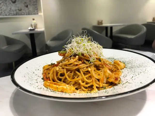 呢個我覺得係一個非常特別嘅混合菜式,而我自己本身都好鍾意食冬陰功,所以就鼓起勇氣試吓!結果係,原來冬陰功同意粉係非常之配合嘅味道!既有傳統冬陰功酸辣嘅味道,配上意粉嘅口感,而且海鮮都非常多!係我自己個人私心推介!但係不過冬陰功嘅味道的確比較辣,所以唔係太食得辣嘅朋友還是選擇其他吧