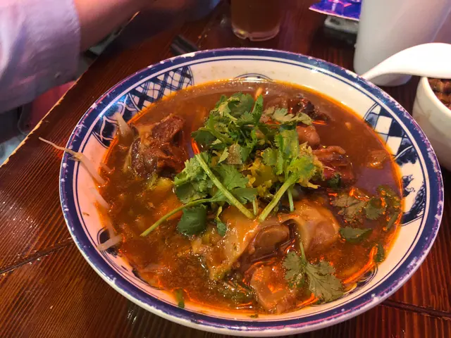 紅燒牛筋牛腩麵: 牛腩麵份量非常大碗,而且牛腩都非常多。牛腩肉汁一咬就釋放,感覺到係煮咗好耐嘅牛腩,非常入味。而且麵質都幾彈牙,湯底都非常濃郁。