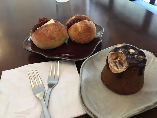 香蕉拖肥蛋糕（$48）紅豆牛油小法包（$48）