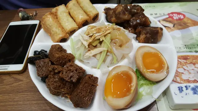 糖醋小排最唔好食, 下次不會再叫; 脆皮素鵝新鮮炸起最好食, 其他一般