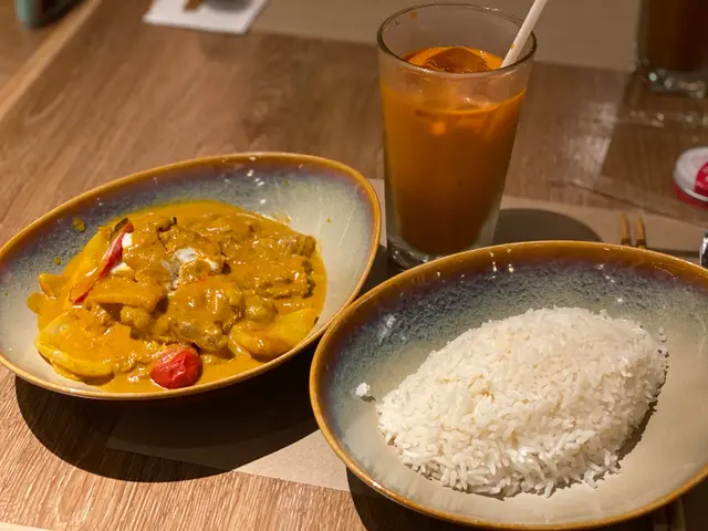 ：我食嗰個咖喱啲牛筋同牛舌嘅質感係幾好食，煮得好淋，亦都好入味！ 👎🏻：個咖喱入面食到有好多好細粒嘅薑條，令到我呢啲唔中意食薑嘅人食得好冇癮！但個重點係，食完呢餐飯之後，個口鹹左成個晏晝，就算喺公司瘋狂飲水，都仲係好鹹！自問都叫係一個接受到味精嘅人，但呢一間嘅味精真係太誇張喇！如非必要，都唔會再去食！