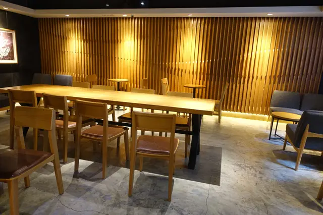 星巴克環境踏入店子右手邊，跟其他分店的咖啡店模樣