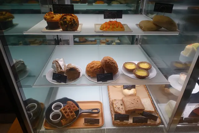 供應的美食及飲品，除了跟其他分店一樣之外，還有此分店特有的懷舊冰室美食及飲品