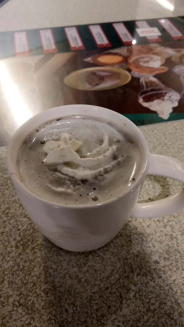 熱詭魅鮮奶咖啡